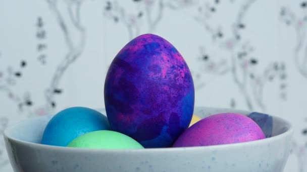 Кольорові Великодні Яйця Мисці Повільно Обертаються — стокове відео