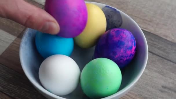 Mano Pone Huevos Pascua Brillantes Plato Giratorio — Vídeos de Stock