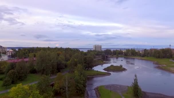 Воздушный Городской Пейзаж Спускающийся Над Городским Парком Рекой Осенью — стоковое видео