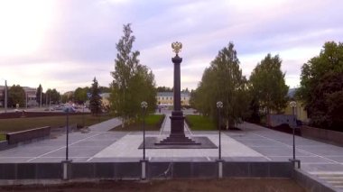 Gün batımında Stella 'nın iki başlı altın kartalla havada uçuşu.