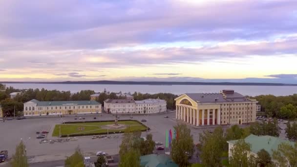 Над Центральной Площадью Театром Вечернее Время Воздушный Пейзаж — стоковое видео