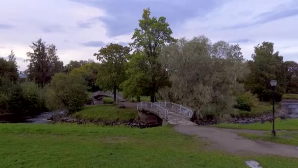Vzdušné Létání Městském Parku Lávkami Přes Řeku Při Západu Slunce — Stock video