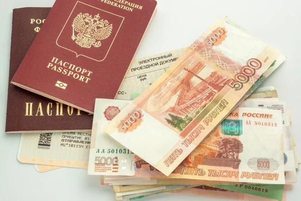 Tren biletlerinde Rus vatandaşlarının pasaportları ve ruble banknotlar var.