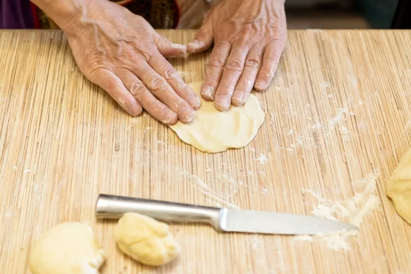 Hamur tatlısı hazırlayan kadının elleri