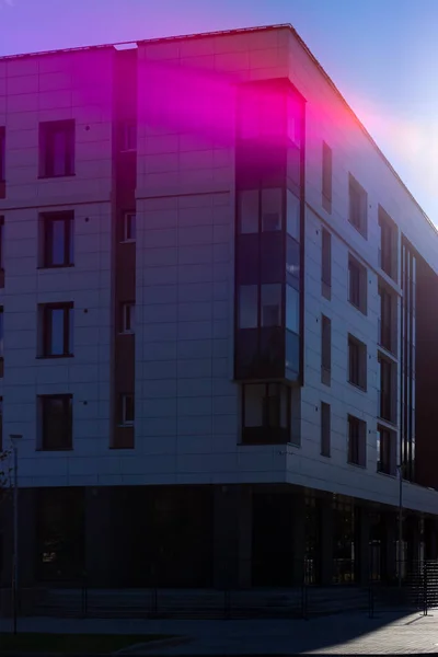 Güneşli Bir Günde Parlak Renkli Merceklerle Modern Binanın Cephesi Dikey — Stok fotoğraf