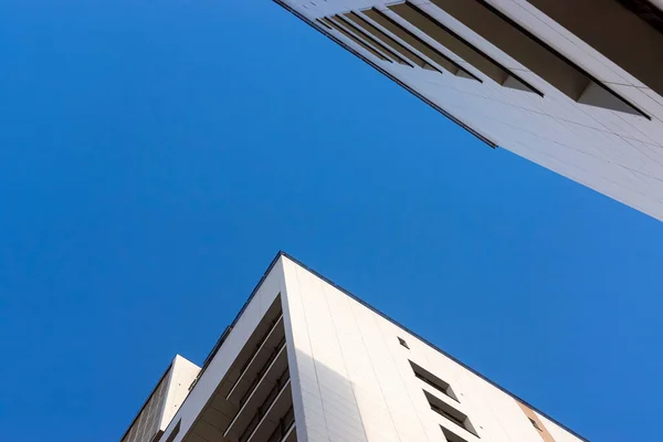 Şehirdeki Mavi Gökyüzündeki Yüksek Binaların Tepeleri — Stok fotoğraf