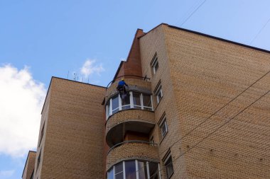 Endüstriyel dağcı inşaat cephesini boyuyla tamamladı