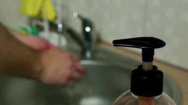 İnsanın hijyen kurallarına uyması ellerini su ve sıvı sabunla yıkar.