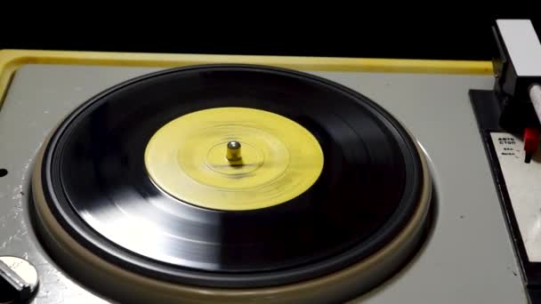 Antiguo Disco Vinilo Musical Está Girando Sobre Tocadiscos Eléctricos Cerca — Vídeos de Stock