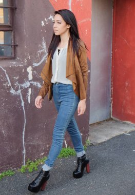 Erkek ile kentsel bir street yürüyüş