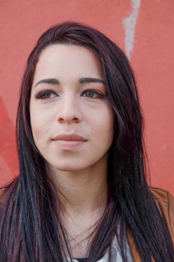 Geçmiş düşünme bir konu arıyorum uzun siyah saçlı bir karışık ırk kadın portresi.