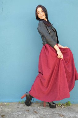 Siyah deri ceket ve dans koyu kırmızı elbise giymiş karışık yarış erkek