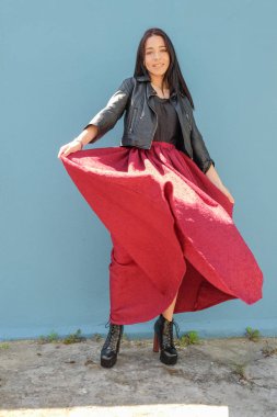 Siyah deri ceket ve dans koyu kırmızı elbise giymiş karışık yarış erkek