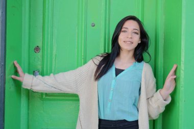 Karışık yarış erkek biri için bekleyen bir yeşil kapı önünde poz