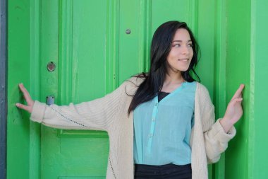 Karışık yarış erkek biri için bekleyen bir yeşil kapı önünde poz