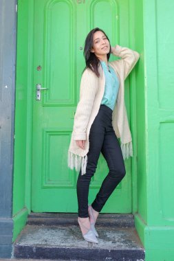 Karışık yarış erkek biri için bekleyen bir yeşil kapı önünde poz