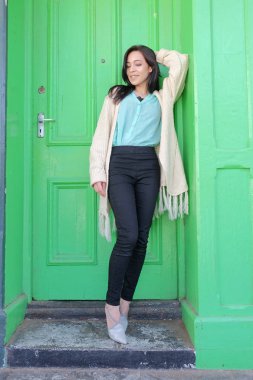 Karışık yarış erkek biri için bekleyen bir yeşil kapı önünde poz