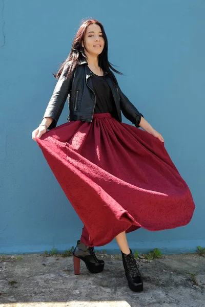 身穿黑色皮夹克和深色红裙舞的混血女性 — 图库照片