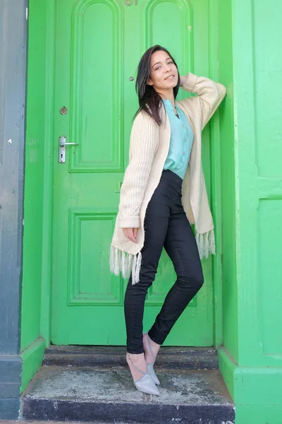 Karışık yarış erkek biri için bekleyen bir yeşil kapı önünde poz