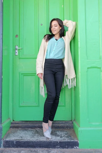 Karışık yarış erkek biri için bekleyen bir yeşil kapı önünde poz