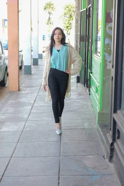 Kentsel bir sokakta gösteren bir kaldırım penceresi boyunca yürüyüş erkek