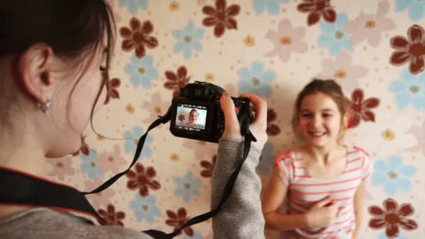 Зображення дівчини в камері — стокове відео