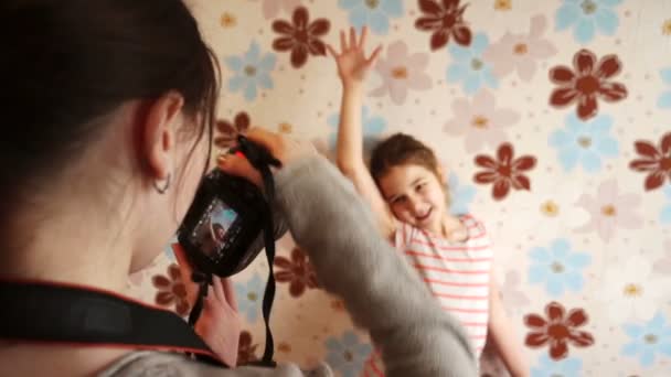 Ältere Schwester fotografiert Jüngere — Stockvideo