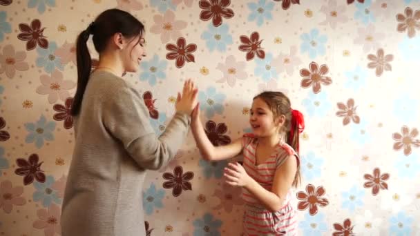 Счастливая веселая девушка и младшая сестра — стоковое видео