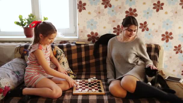 Sisters playing checkers — Stock Video