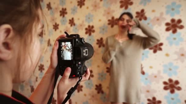 Młodsza Siostra Robi Zdjęcia Starsza Siostra Ścianę Kolorowe — Wideo stockowe
