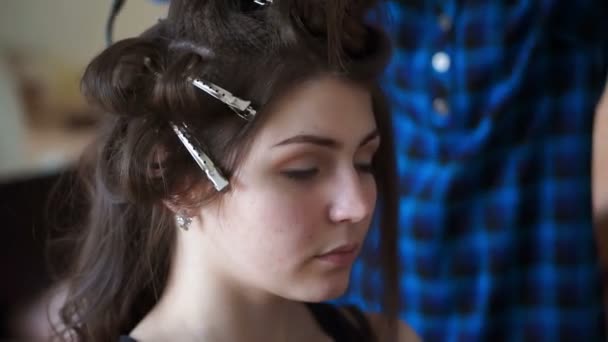 Morena fazendo seu cabelo — Vídeo de Stock