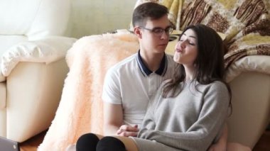 Sandalyeye eğlenmeyi severler