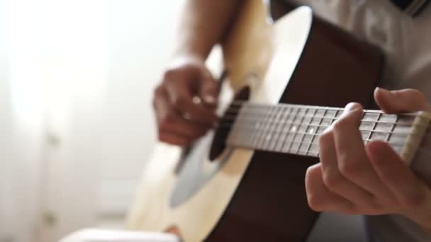 Los Dedos Los Hombres Sujetan Las Cuerdas Guitarra Madera — Vídeos de Stock