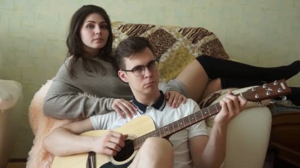 Le gars pour la fille joue de la guitare — Video