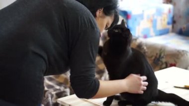 Kedi kadın arkasında tırmanıyor