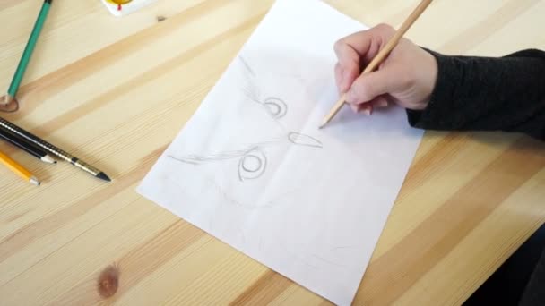 The artist draws a birds head — Stock Video