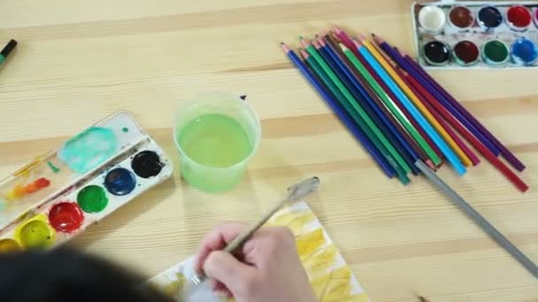 Стіл з олівцями та фарбами — стокове відео