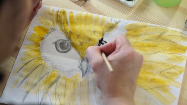 El artista dibuja el pico de un pájaro — Vídeo de stock