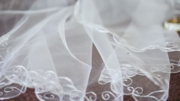 Завеса, обувь, браслет и серьги невесты — стоковое видео