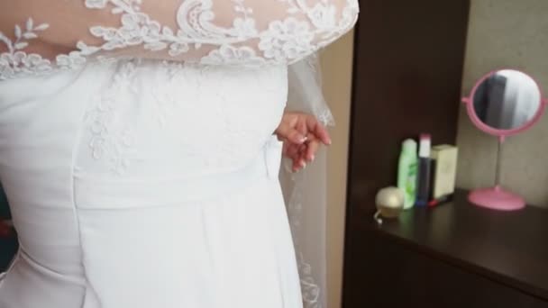 Невеста выпрямляет платье — стоковое видео