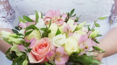 Yüzüklü gelinler buketi