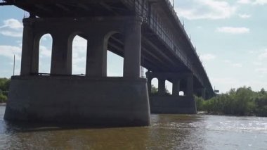 Nehrin altından köprünün görünümü