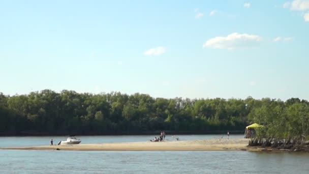 De boot is op een zand spit — Stockvideo