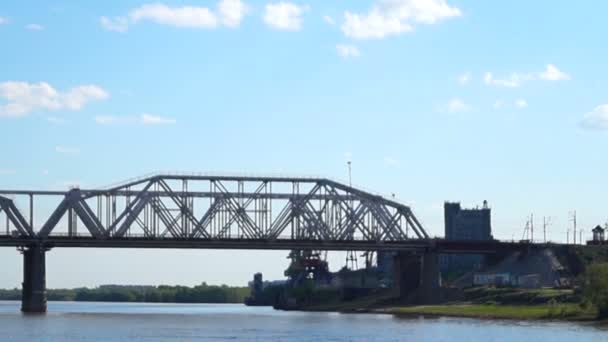 Utsikt över järnvägsbron från floden — Stockvideo