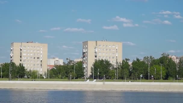 Stads straat uitzicht vanaf de rivier — Stockvideo