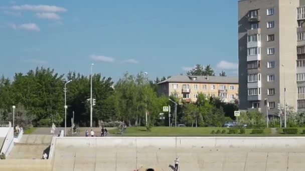 Terraplén de río con casas, máquinas — Vídeos de Stock