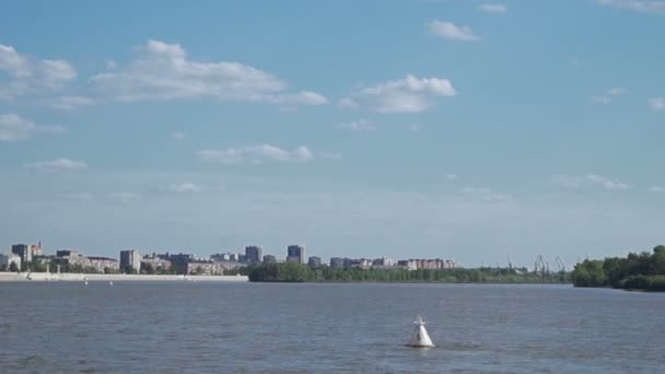 Речной буй плавает по реке — стоковое видео