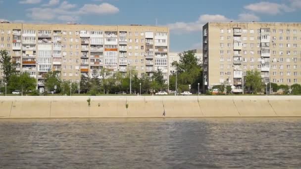 Casas de varios pisos con vistas a coches desde el río — Vídeo de stock