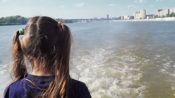 The girl looks at the receding city — Stock Video