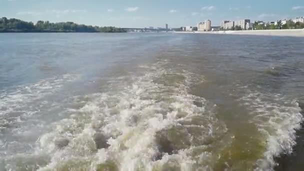 La vista de la ciudad desde el barco — Vídeos de Stock